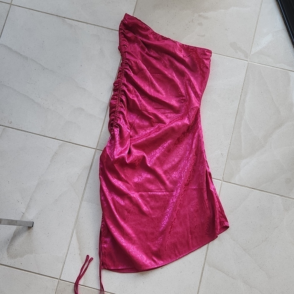 ✨️NWT Whyte Valentyne Barbie Pink Silky Dress. Size 10